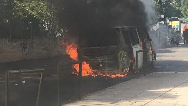 Συμπλοκές οπαδών, κάηκε βαν! (pics + vid)