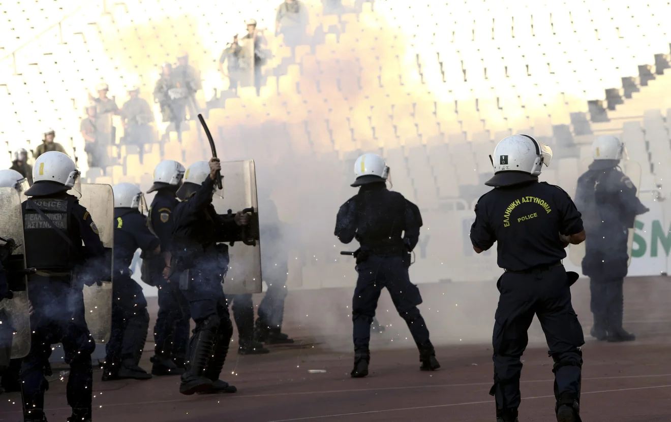 Στην τάφρο οπαδοί του ΠΑΟΚ, σύγκρουση με τα ΜΑΤ