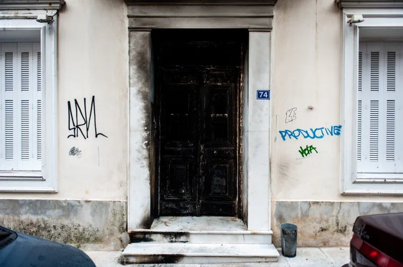 Επιθέσεις με μολότοφ στο σπίτι του Φλαμπουράρη