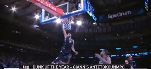 Δείτε το κάρφωμα του Giannis που είναι υποψήφιο για καλύτερο της χρονιάς! (vid)