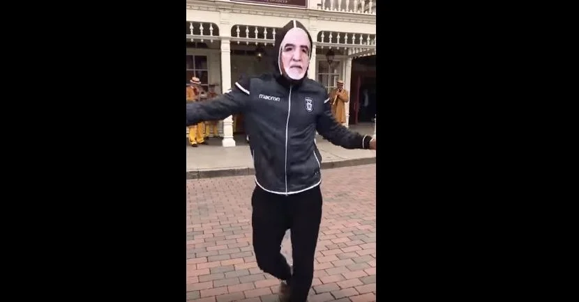Με μάσκα Σαββίδη και στην Disneyland ο Μάτος (vid)