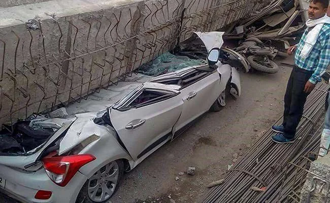 Ινδία: 19 νεκροί από κατάρρευση γέφυρας (pics)