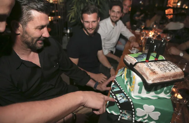Όταν ο Ουζουνίδης σβήνει την τούρτα (vid)