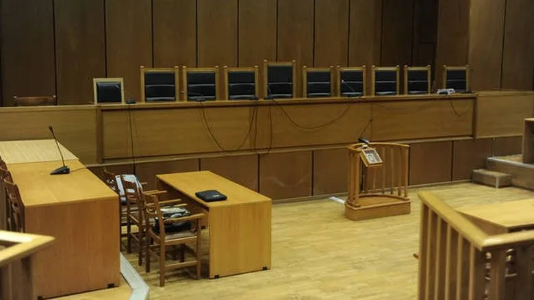 Πανικός σε δικαστήριο: Πήρε το όπλο αστυνομικού και σημάδευε τον γιο γνωστής σεφ! (vid)