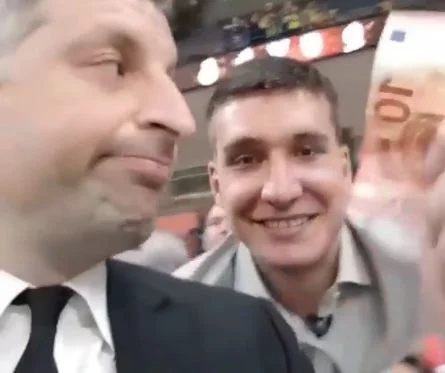Μοιράζει... δεκάευρα ο Θοδωρής Παπαλουκάς και ξεκαρδίζεται ο Μπογκντάνοβιτς [vid]