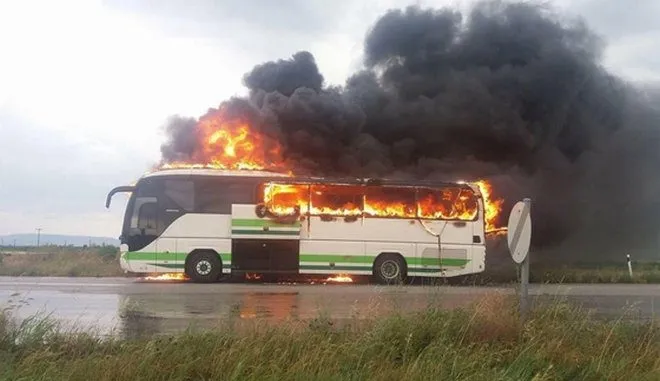 Τρόμος για επιβάτες λεωφορείου του ΚΤΕΛ μετά από χτύπημα κεραυνού! (pic)