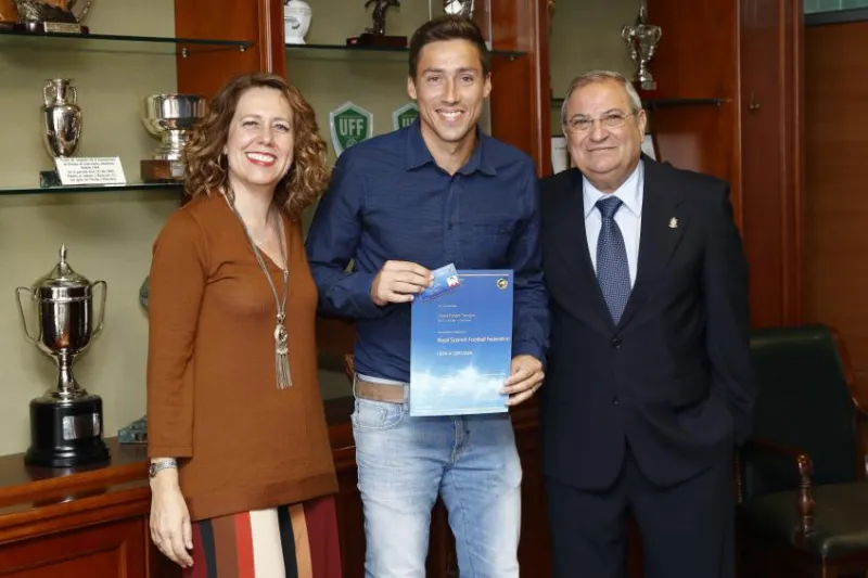 Πήρε δίπλωμα προπονητικής μαζί με θρύλους του ισπανικού ποδοσφαίρου ο Φουστέρ (pics &amp; vids)