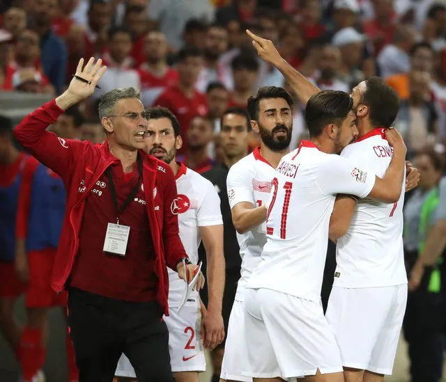 «Τρελάθηκε» και απείλησε οπαδό ο Τοσούν (vid)