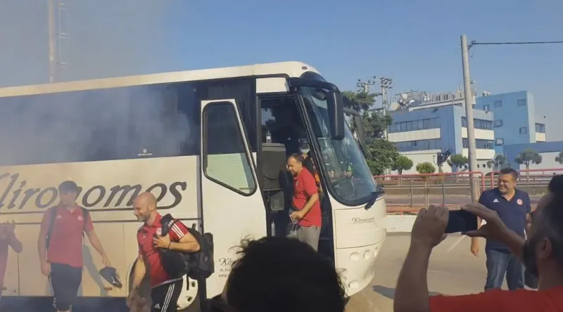 Υποδοχή στην ομάδα χάντμπολ του Ολυμπιακού με ένα σύνθημα! [pics]