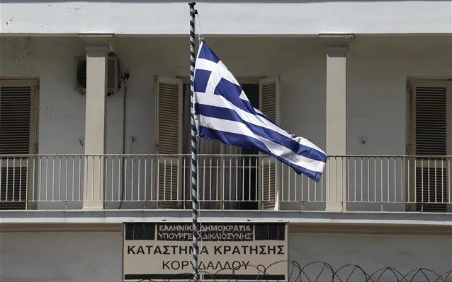 Κορυδαλλός: Κρατούμενοι με κουκούλες επιτέθηκαν σε υπαρχιφύλακα
