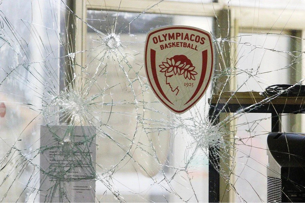 Μεγάλη ένταση και συλλήψεις στο ΣΕΦ, εγκλωβισμένη η «πράσινη» αποστολή (UPD-pics)