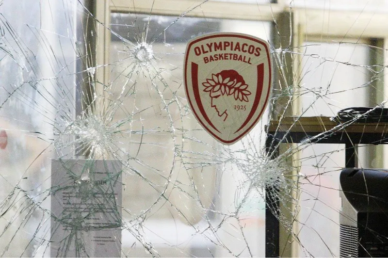 Μεγάλη ένταση και συλλήψεις στο ΣΕΦ, εγκλωβισμένη η «πράσινη» αποστολή (UPD-pics)