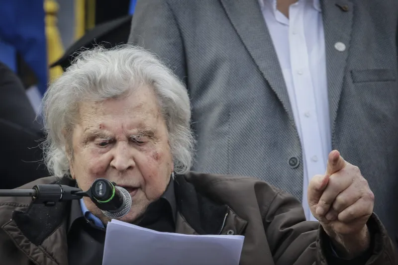 Καταπέλτης ο Μίκης «κατακεραυνώνει» τον Τσίπρα για το Μακεδονικό