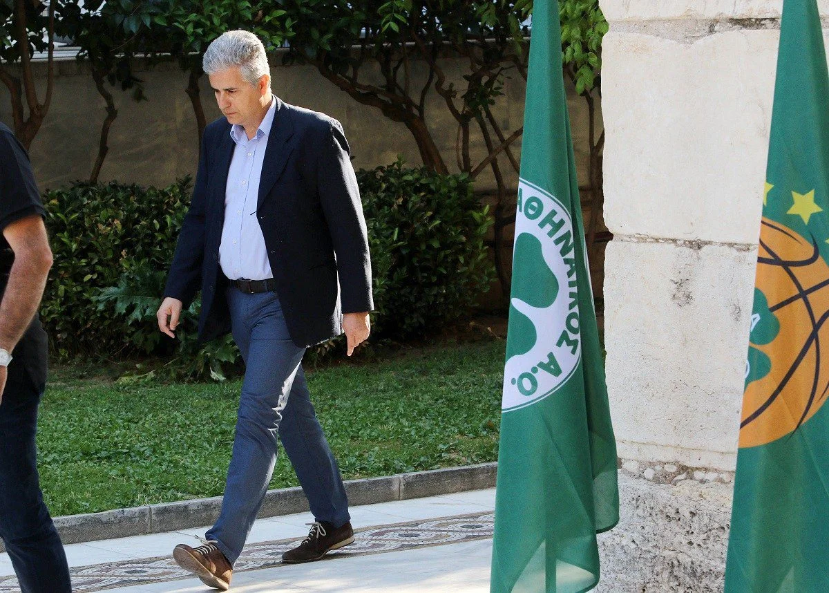Συρρέει ο κόσμος στην Μητρόπολη (pics)