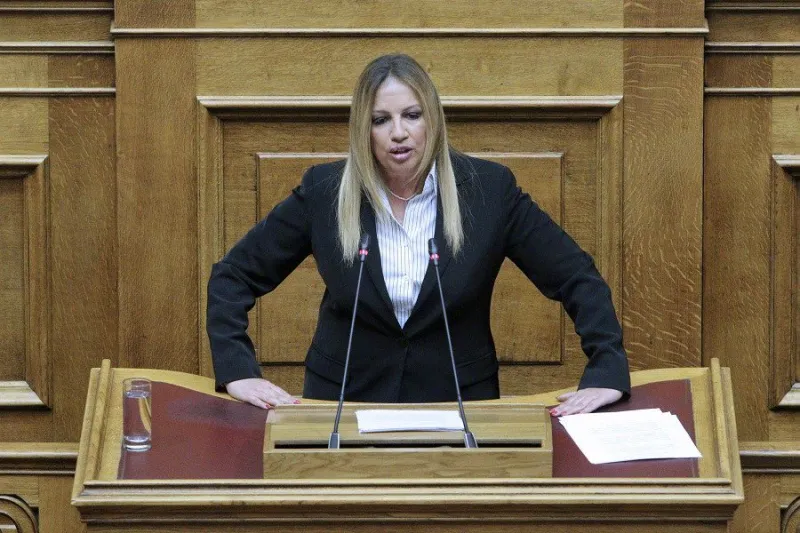 Γεννηματά κατά Τσίπρα για εθνικά και οικονομία