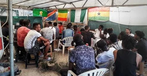 Λέσβος: Στο μουντιαλικό καφενείο της Μόριας