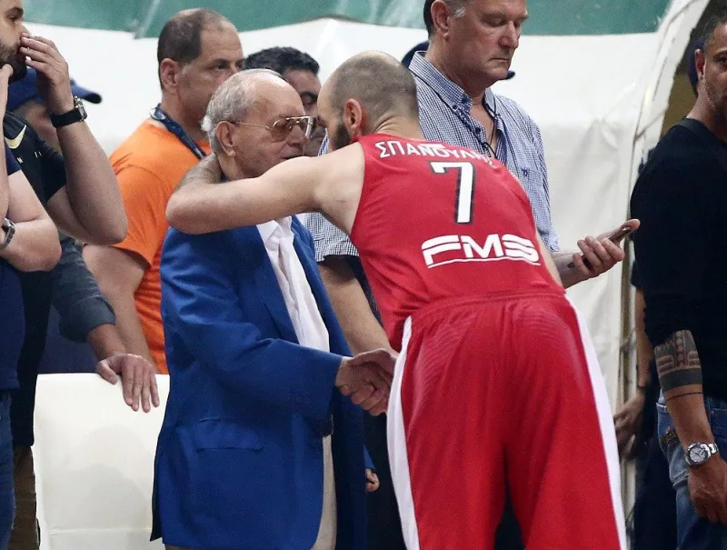 Ο ασπασμός του Σπανούλη στον Θανάση Γιαννακόπουλο (vid)