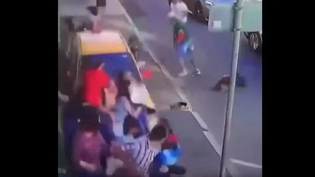 Εξιτήριο για τρεις τραυματίες φίλαθλους μετά από «τρελή» πορεία ταξί (vid)