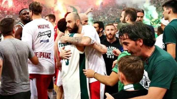 Επική ατάκα οπαδού σε Σπανούλη: «Σε βρίζουμε αλλά σ' αγαπάμε» (vid)