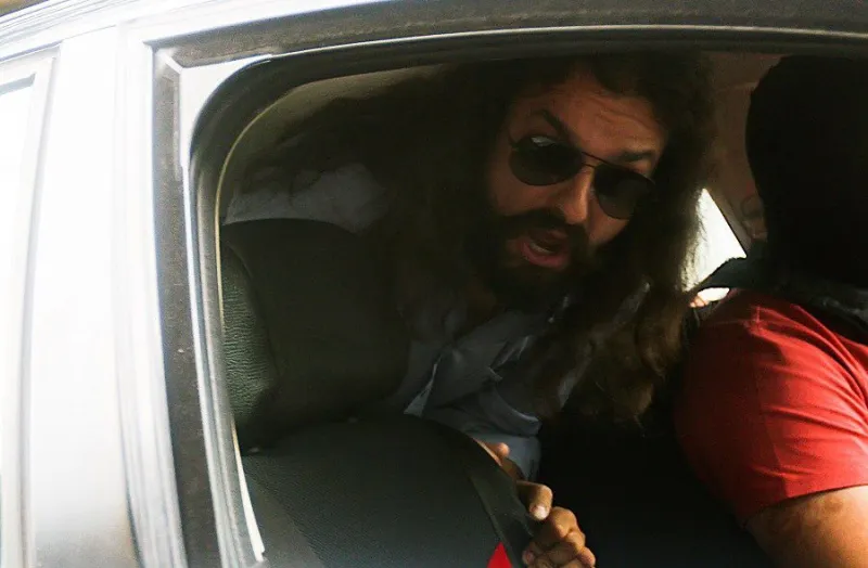 Η στιγμή που ο Κώστας Μπαρμπαρούσης βγαίνει από τη ΓΑΔΑ (vid)