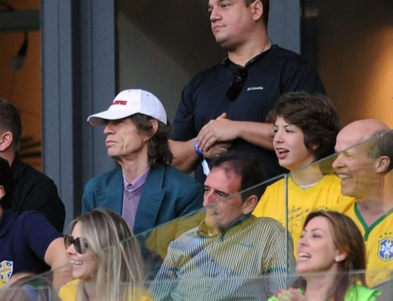 Οχι ρε παιδιά, δεν ήταν ο Mick Jagger -ο γκαντέμης- στο γήπεδο... [pics]