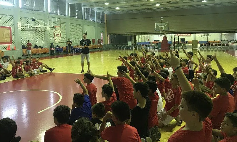 O Στρέλνιεκς «δίδαξε» στις «ερυθρόλευκες» Ακαδημίες (vid+pics)