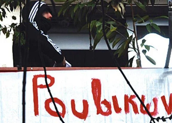 Ντου του Ρουβίκωνα στα κεντρικά γραφεία σούπερ μάρκετ στο Γέρακα