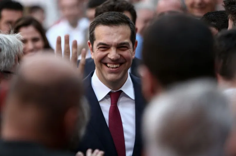 Κόκκινη γραβάτα για τον Τσίπρα και...: "Φτάνουμε στο τέλος των μνημονίων"