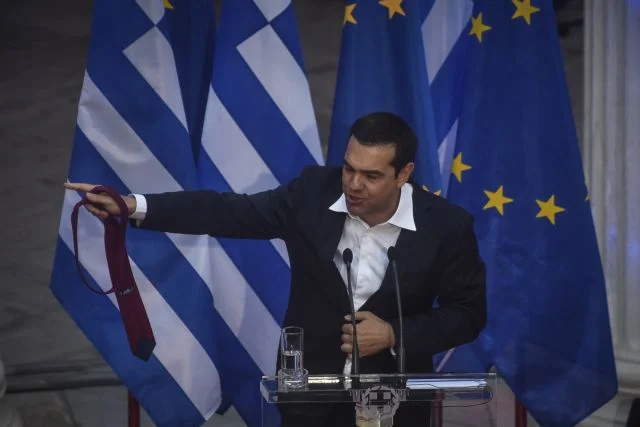 «Ο Τσίπρας επιτέλους φορά γραβάτα»: Ο διεθνής Τύπος για τη γραβάτα του Τσίπρα (vid)