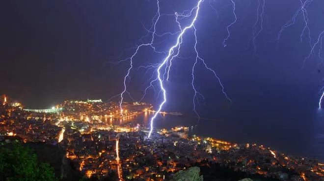 Εγκλωβίστηκαν οδηγοί στο Κερατσίνι από την καταιγίδα