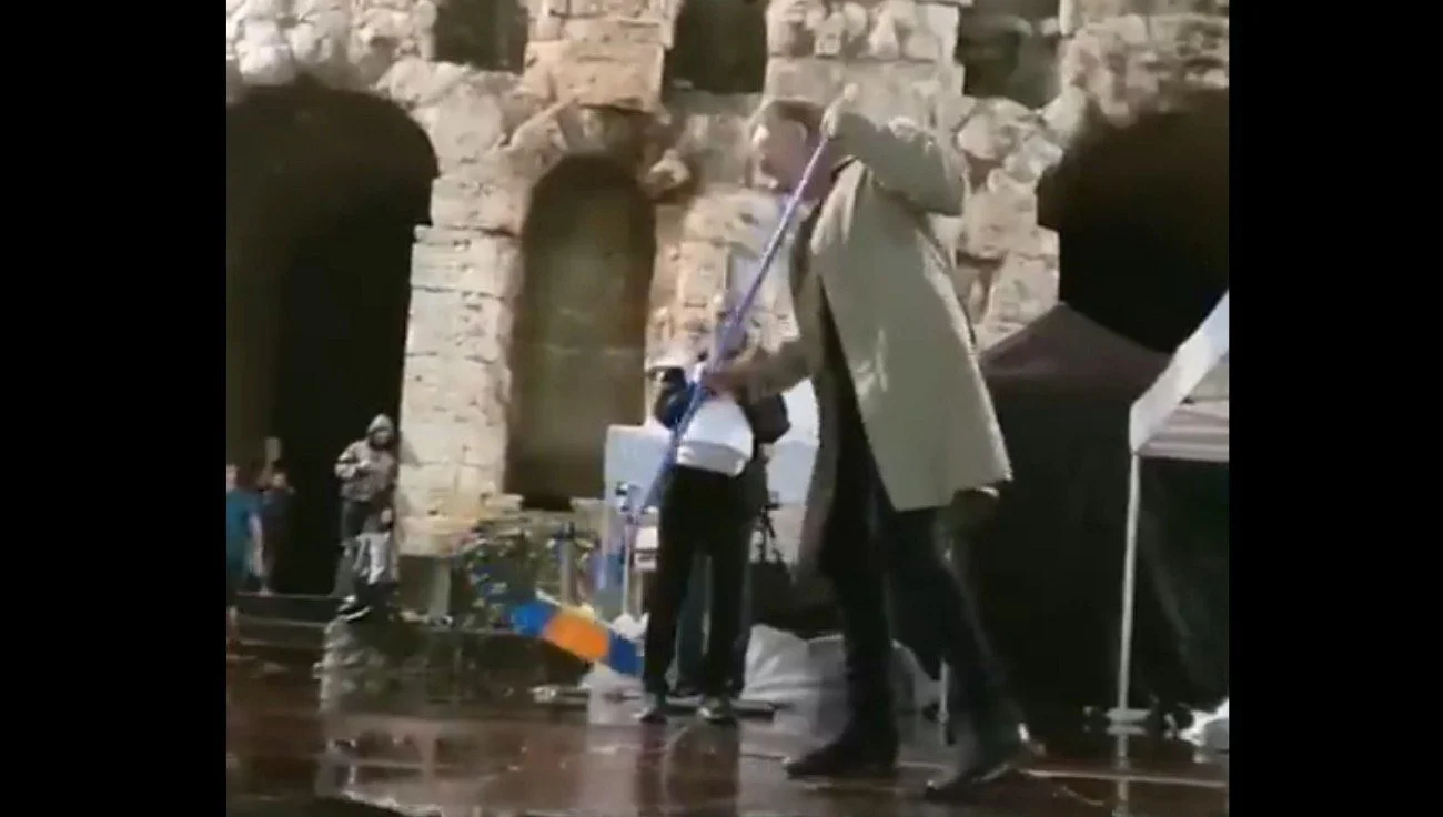 Ο Στινγκ πήρε τη σκούπα στη συναυλία στο Ηρώδειο! (vid)
