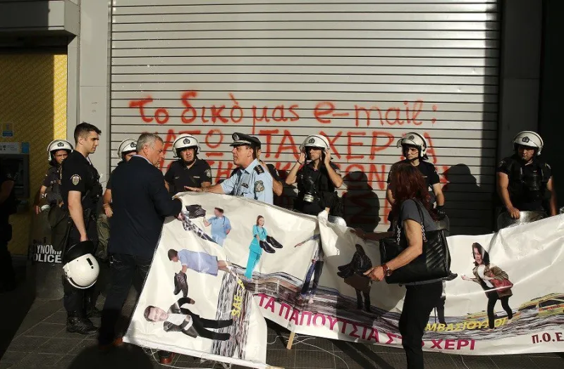 Κρέμασαν γραβάτες έξω από το Υπ. Οικονομικών
