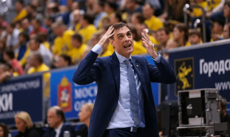 Αστάχοφ: «Ο Μπαρτζώκας μένει και τη νέα σεζόν»