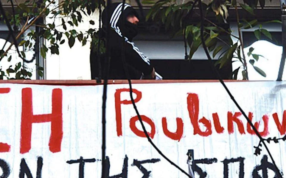 Προσήχθη το ηγετικό μέλος του Ρουβίκωνα για τις απειλές στον ΣΚΑΪ