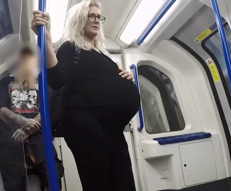 Αγνοούν επιδεικτικά έγκυο στο μετρό - Δεν σηκώνεται κανείς (vid)