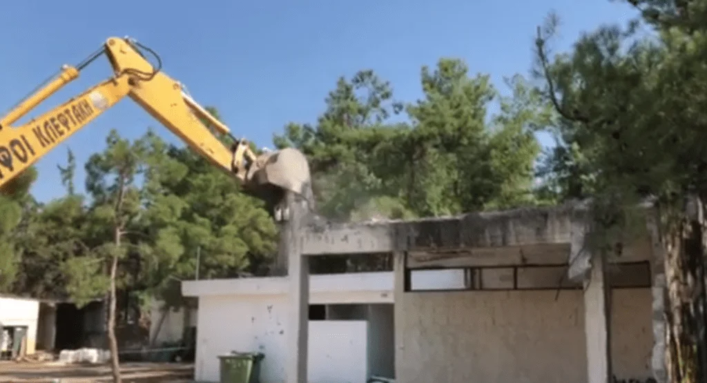 Ξεκίνησε η κατεδάφιση του γκαράζ στη Ν. Φιλαδέλφεια (vids)