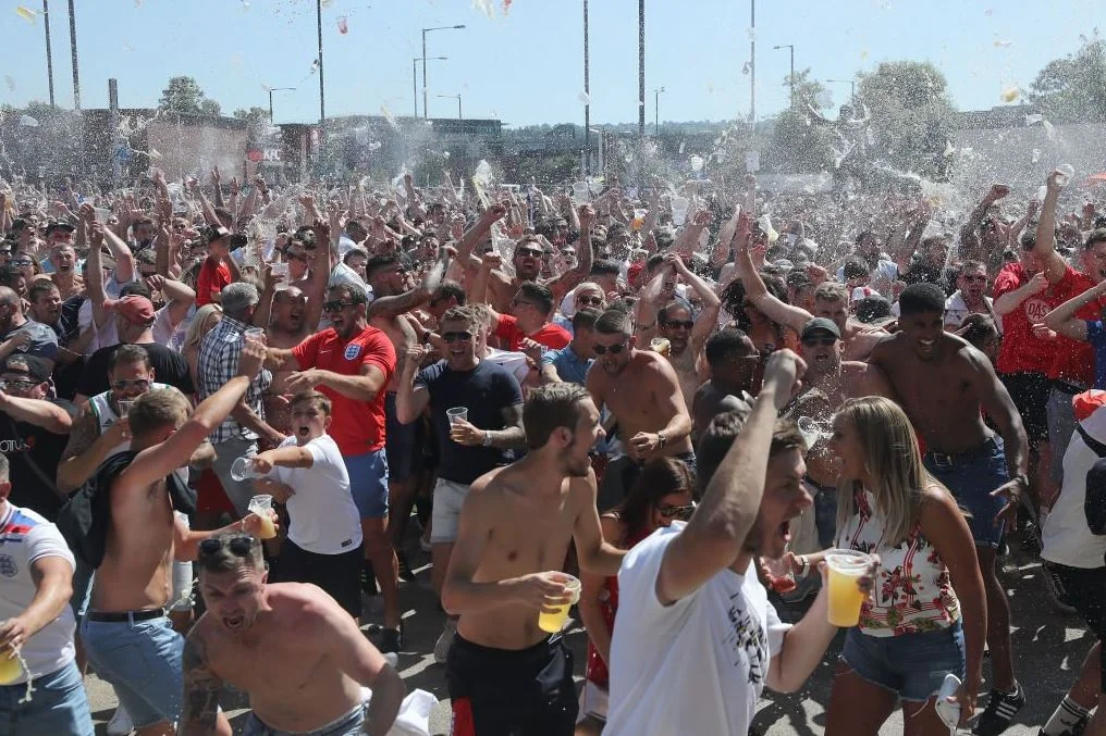 Η τρέλα των Άγγλων για την πρόκριση (vids)