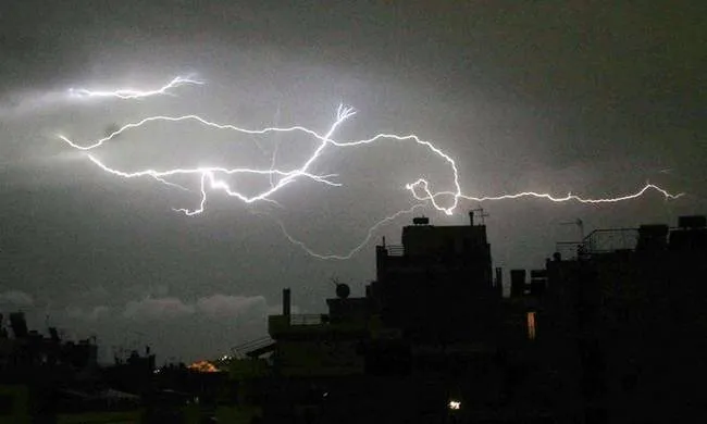 «Πνίγηκε» ο Βόλος: Πλημμύρες κι εγκλωβισμένα αυτοκίνητα από την καταιγίδα
