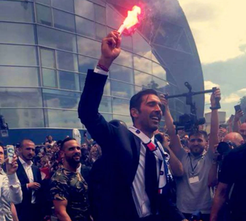 Ο Μπουφόν με ένα καπνογόνο εντυπωσίασε τους Γάλλους [vid]