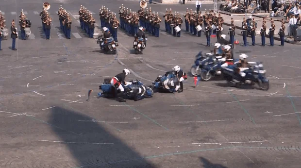 Τράκαραν μπρος στα μάτια του Μακρόν (vid)