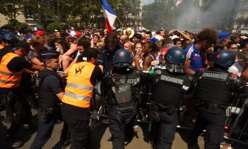 Επεισόδια στη fan zone του Παρισιού (vid)