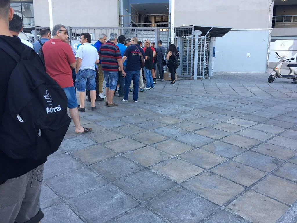 Κυριακάτικα ουρές στην Τούμπα!