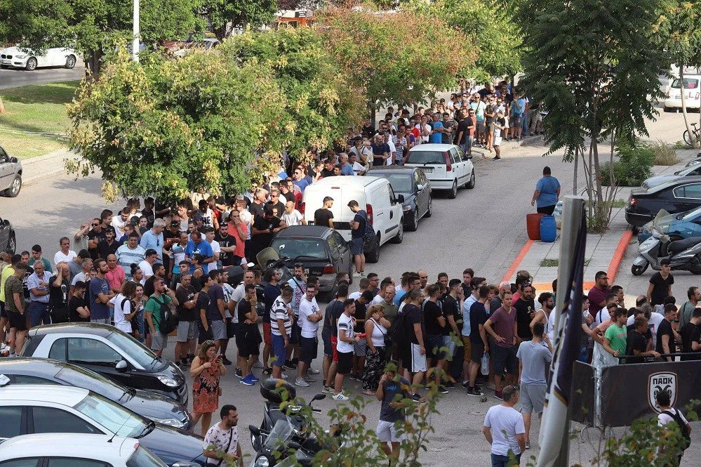 Νέες μεγάλες ούρες έξω απο τα εκδοτήρια της Τούμπας! (pics)