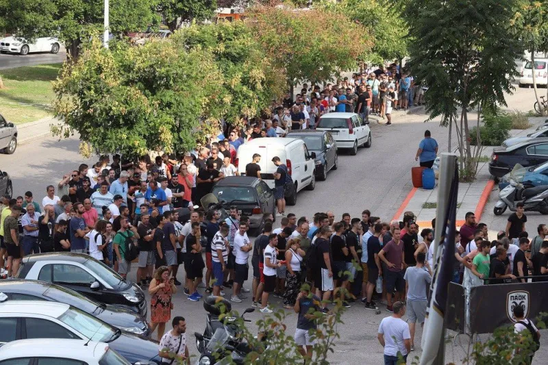 Νέες μεγάλες ούρες έξω απο τα εκδοτήρια της Τούμπας! (pics)