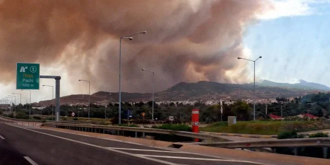 Σε εξέλιξη η πυρκαγιά στα Γεράνεια Όρη