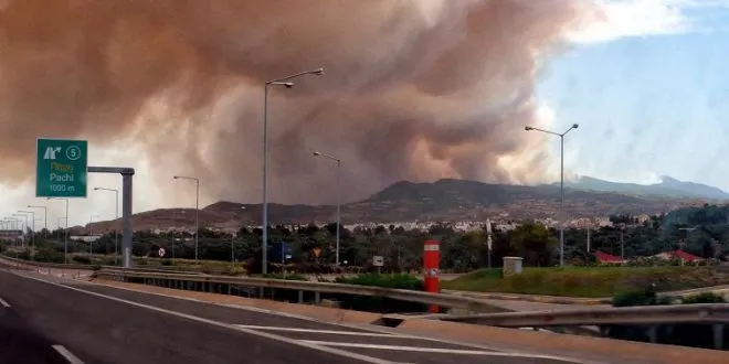 Σε εξέλιξη η πυρκαγιά στα Γεράνεια Όρη