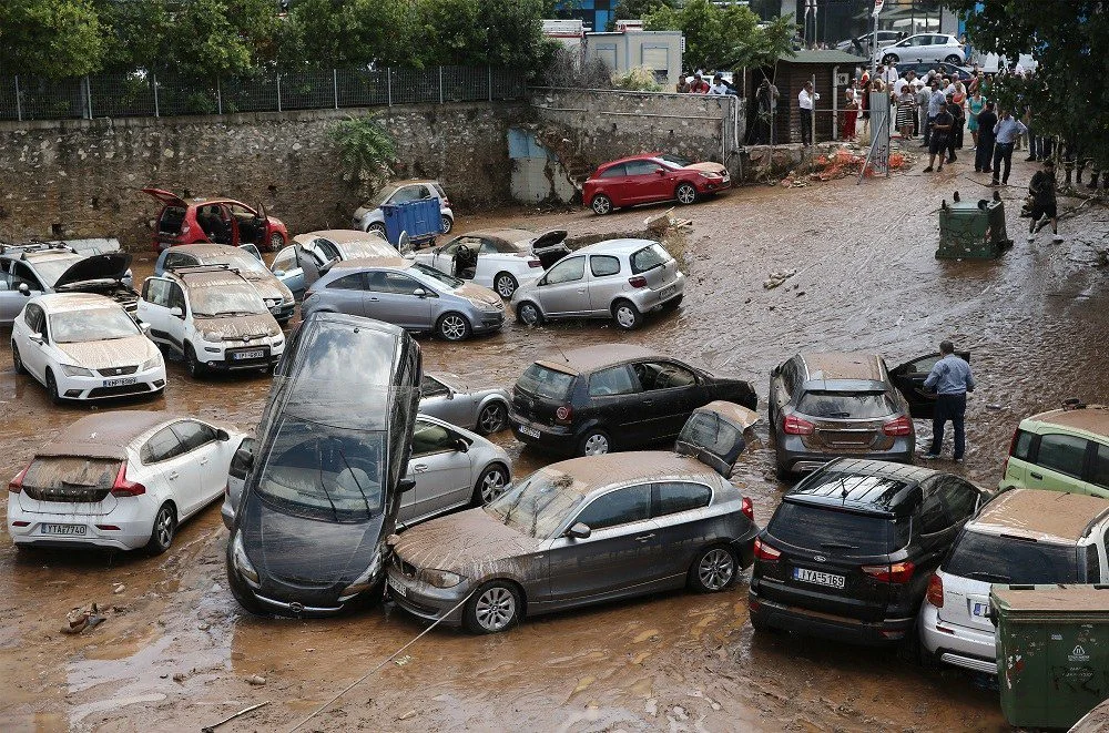 Απίστευτο video: Πως το πάρκινγκ έγινε... πισίνα και βούλιαξαν δεκάδες αυτοκίνητα
