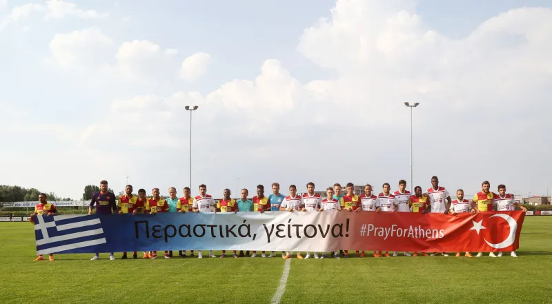 PHOTOS: Η Γκεζτέπε στο πλευρό της Ελλάδας με πανό