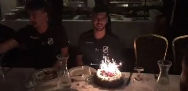 Τούρτα γενεθλίων στον ΟΦΗ (vid)