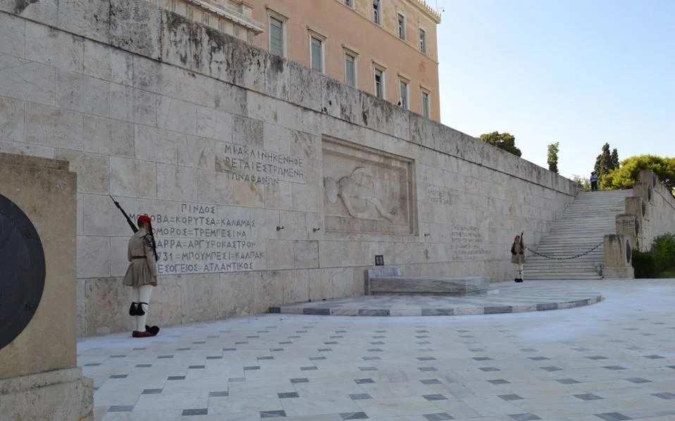 Χαρτιά κι εφημερίδες στην ύποπτη βαλίτσα στο Σύνταγμα